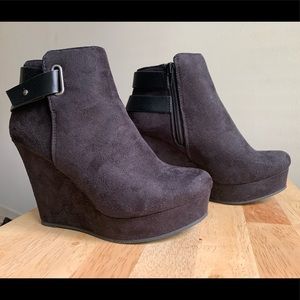 Soda brand - Women’s black wedge boot, size 7
